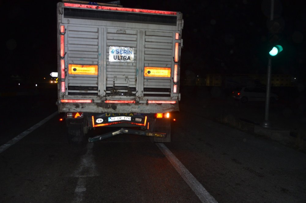 Kırmızı ışıkta bekleyen TIR'a kamyonet çarptı: 1 yaralı