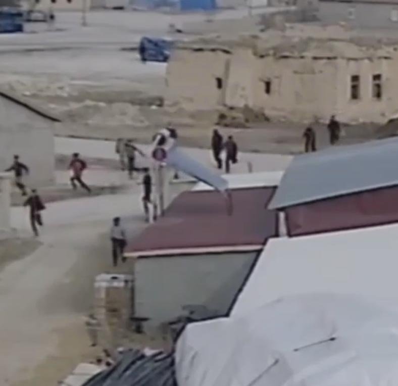 Kısıtlamada meydandaki kalabalığın jandarmayı görünce kaçtığı anlar kamerada