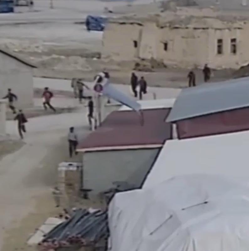 Kısıtlamada meydandaki kalabalığın jandarmayı görünce kaçtığı anlar kamerada