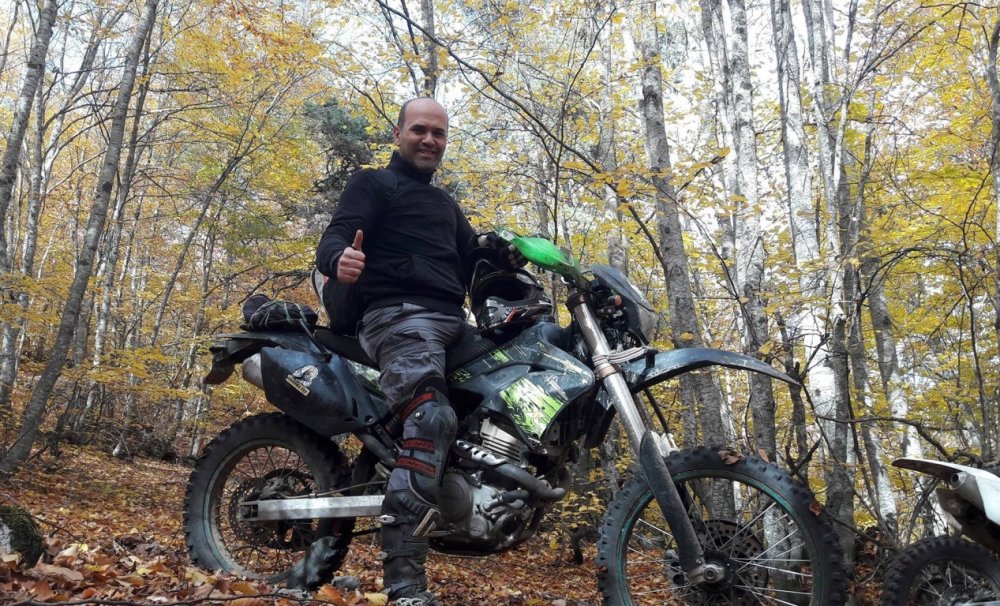 Motosikletiyle yarıştığı yılkı atlarının öldürülmesine tepki gösterdi