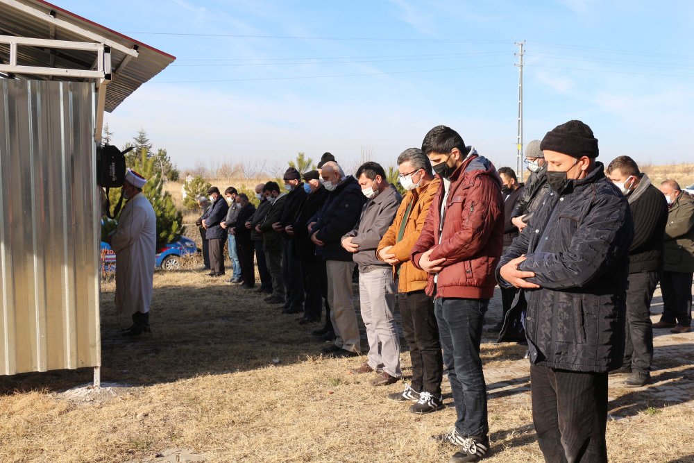 Otoparkta ölü bulunan 3 gençten Burak, Çankırı'da toprağa verildi