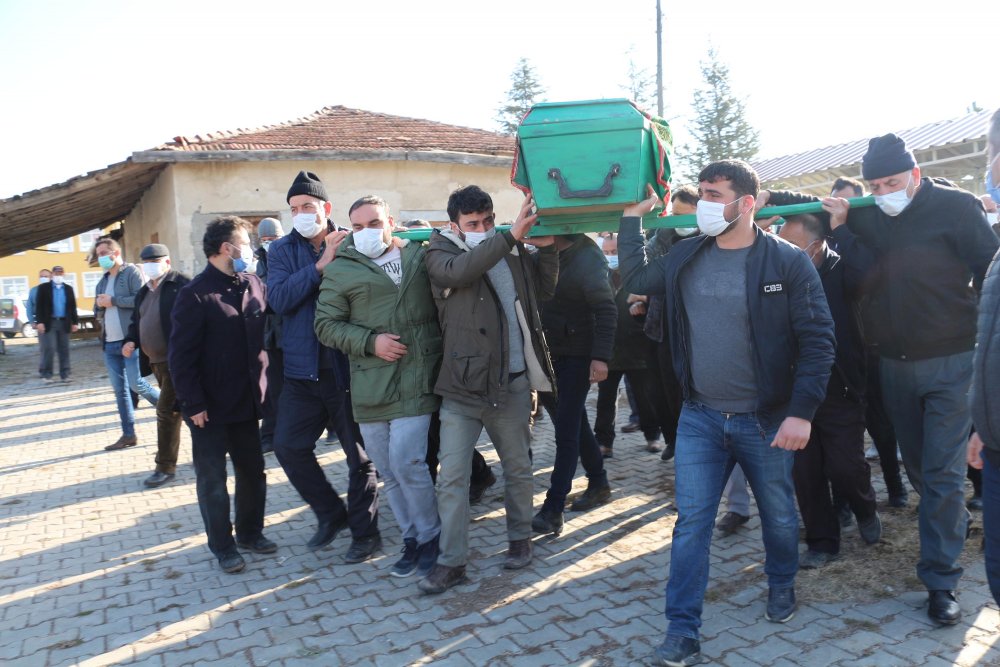 Otoparkta ölü bulunan 3 gençten Burak, Çankırı'da toprağa verildi
