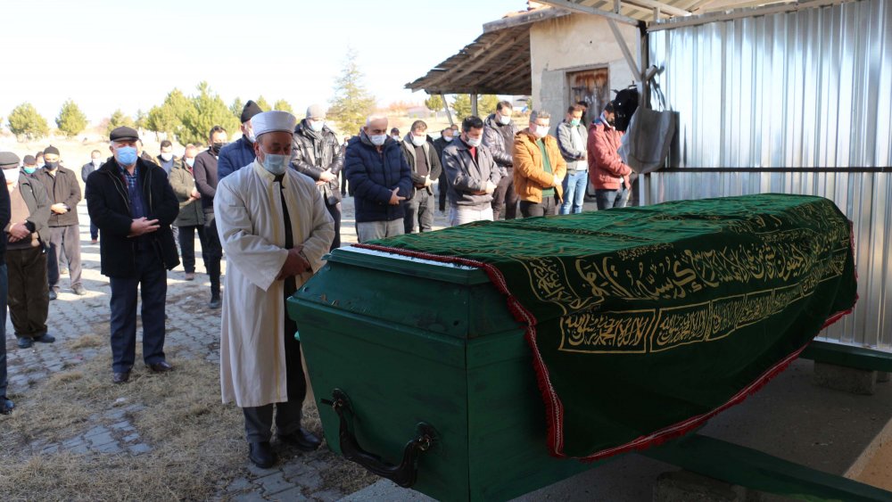 Otoparkta ölü bulunan 3 gençten Burak, Çankırı'da toprağa verildi