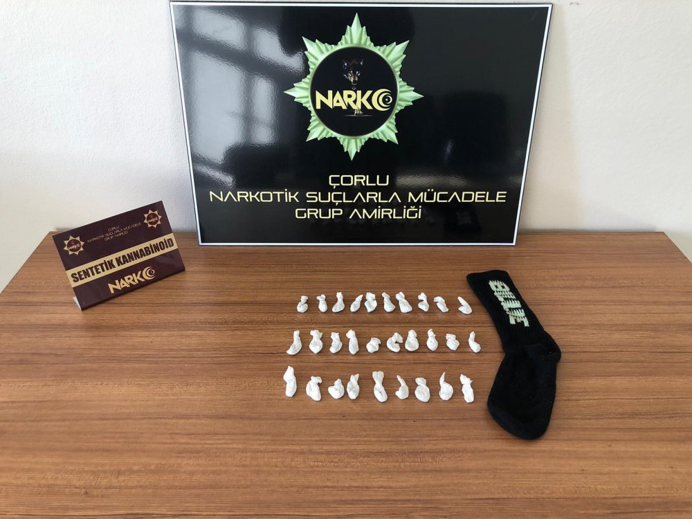 Polis eve baskın yaptı, çoraptan 30 gram bonzai çıktı