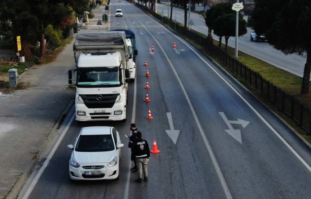 Polisler, aç kalan hayvanları elleriyle besledi