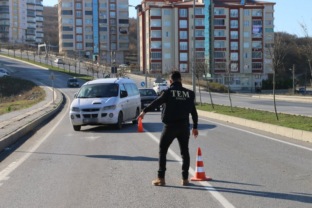 Polisler, aç kalan hayvanları elleriyle besledi