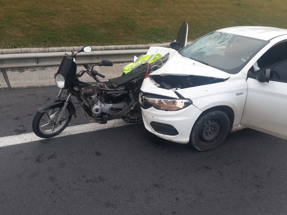 TEM Otoyolu'nda motosiklet otomobilin önüne saplandı 