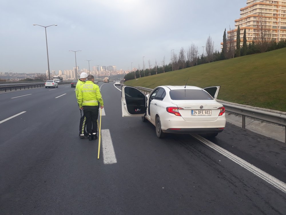TEM Otoyolu'nda motosiklet otomobilin önüne saplandı 