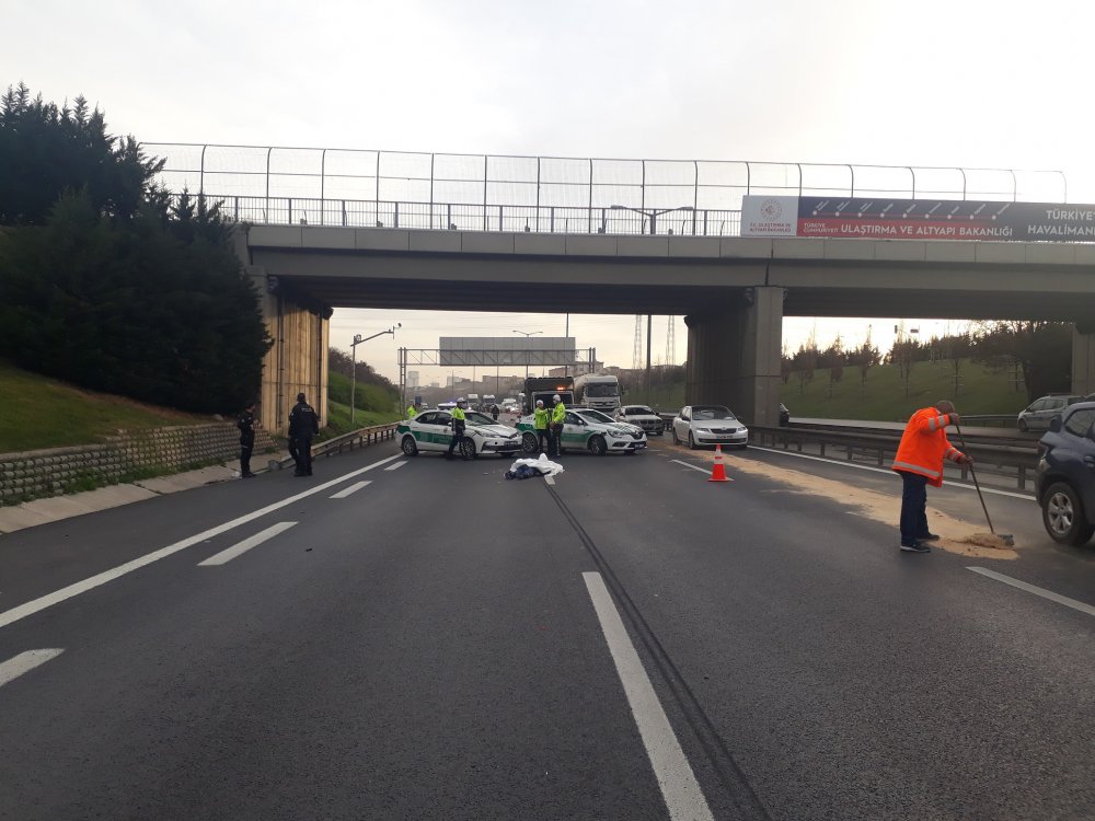 TEM Otoyolu'nda motosiklet otomobilin önüne saplandı 