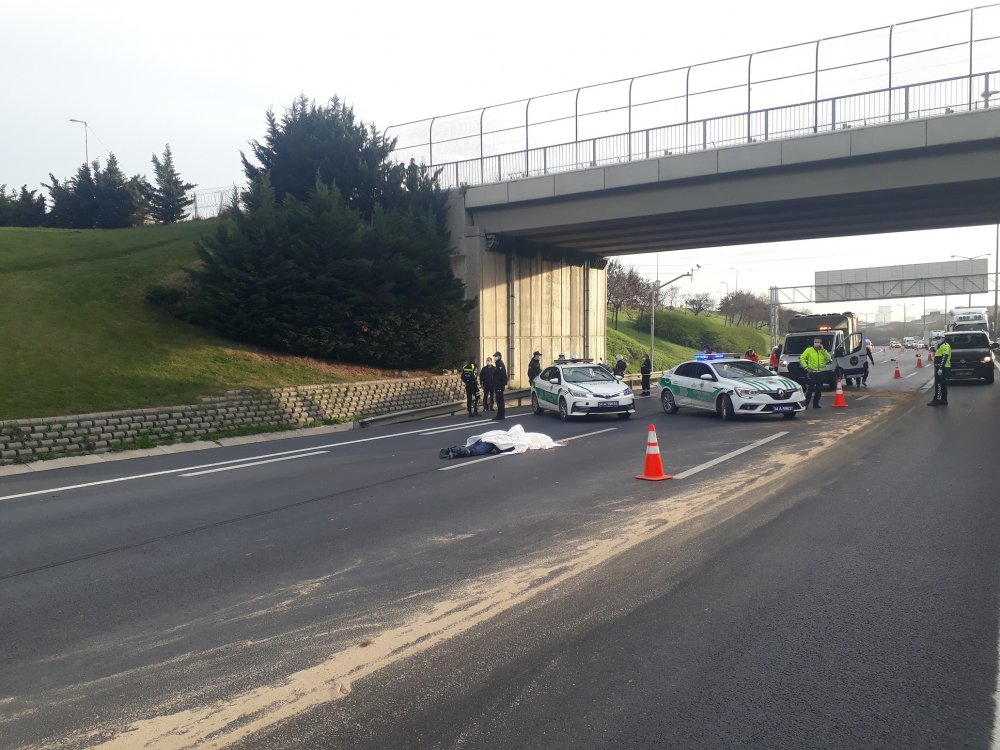 TEM Otoyolu'nda motosiklet otomobilin önüne saplandı 