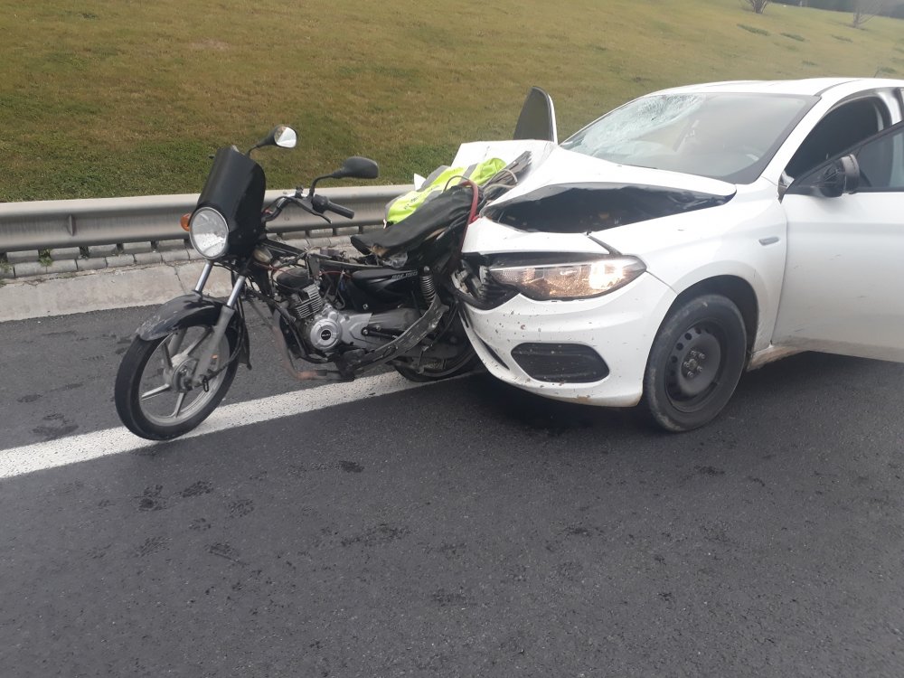 TEM Otoyolu'nda motosiklet otomobilin önüne saplandı 