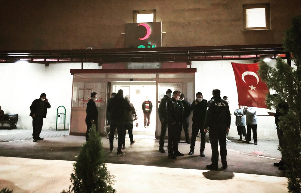 Turgutlu'da iki aile arasında bıçaklı- sopalı kavga: 3 yaralı