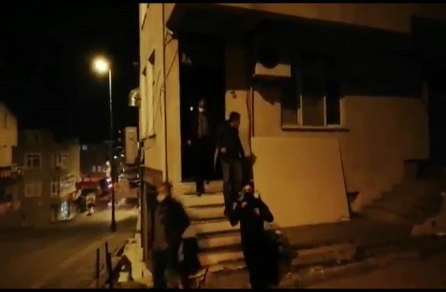 Üsküdar'da dernek tabelalı iş yerine baskın;  21 kişiye cezai işlem uygulandı 