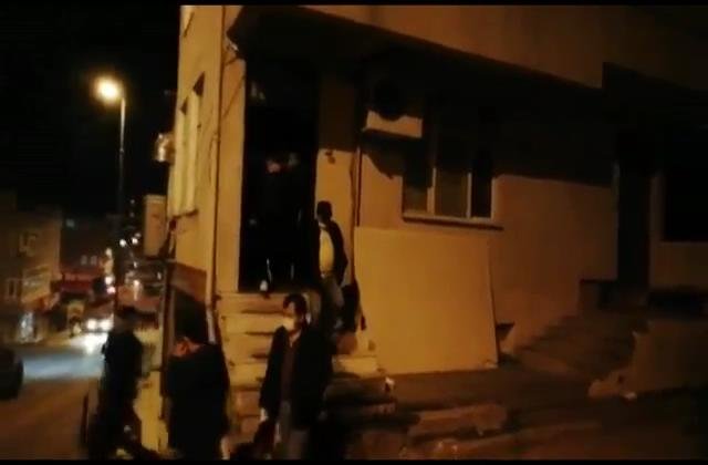 Üsküdar'da dernek tabelalı iş yerine baskın;  21 kişiye cezai işlem uygulandı 