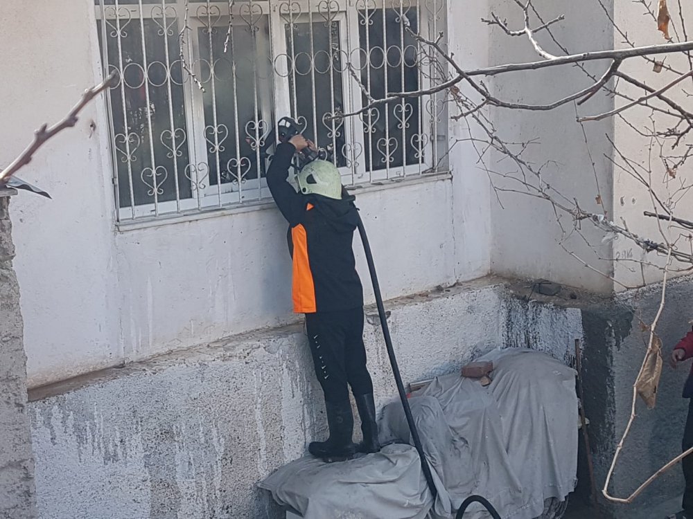 Yalnız yaşadığı evinde çıkan yangında öldü