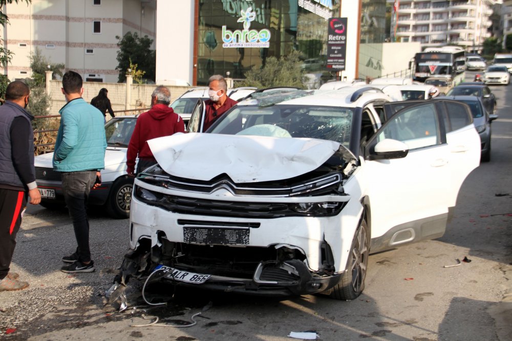Alanya'da zincirleme kaza: 4 yaralı
