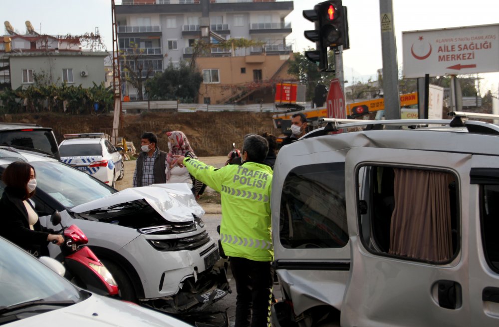 Alanya'da zincirleme kaza: 4 yaralı