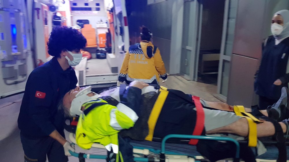 Aracına yakıt almak isterken 2 metre yükseklikten düşüp, yaralandı