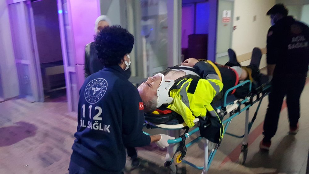 Aracına yakıt almak isterken 2 metre yükseklikten düşüp, yaralandı