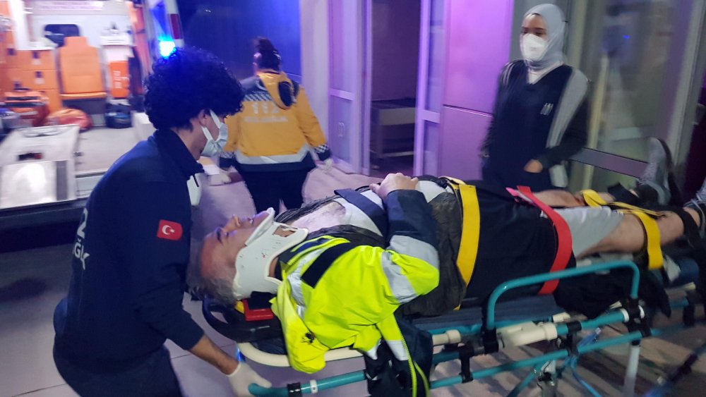 Aracına yakıt almak isterken 2 metre yükseklikten düşüp, yaralandı