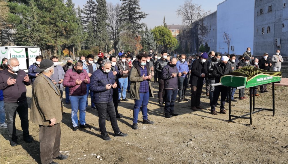 Bağlama sanatçısı kalbine yenik düştü