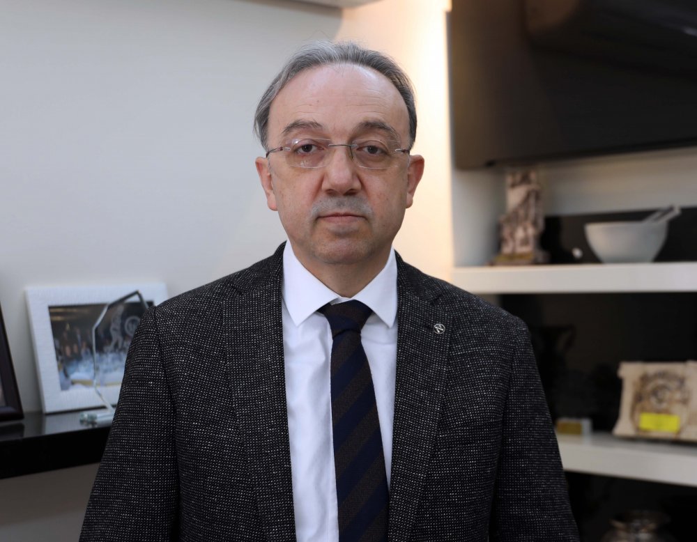 Çevresini tedbirlerle ilgili uyarıyordu;  eczacı koronavirüsten öldü