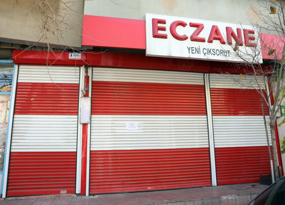 Çevresini tedbirlerle ilgili uyarıyordu;  eczacı koronavirüsten öldü