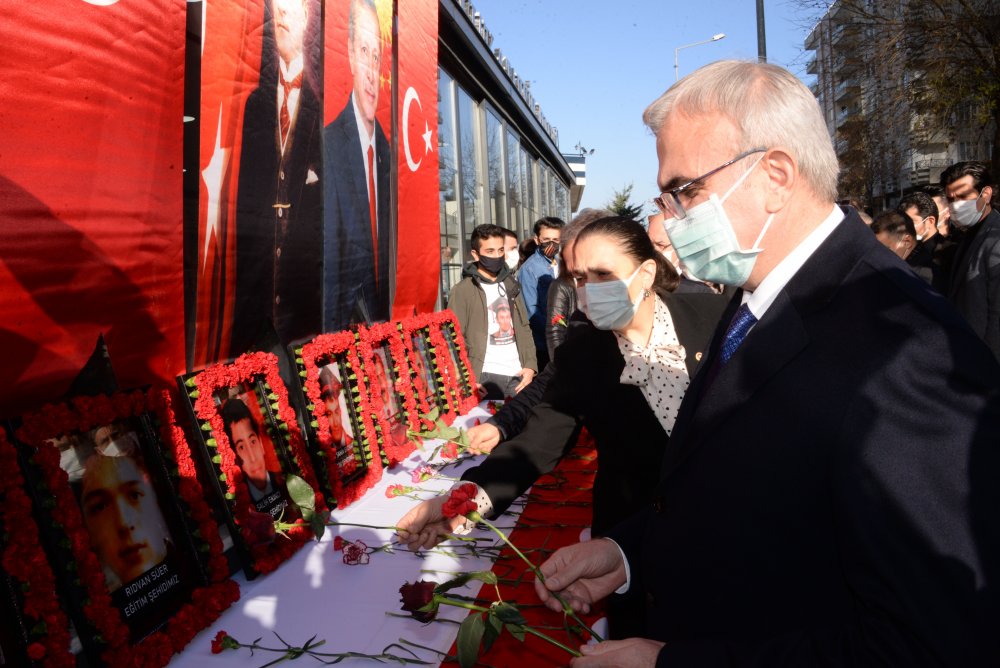 Diyarbakır'da dershane önündeki bombalı saldırıda yaşamını yitirenler anıldı