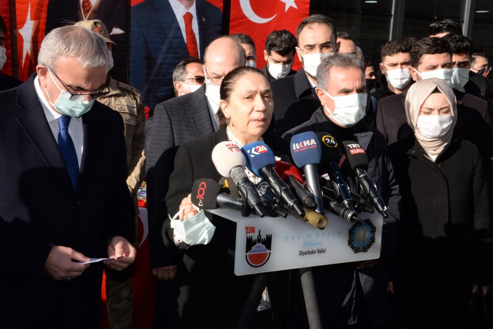 Diyarbakır'da dershane önündeki bombalı saldırıda yaşamını yitirenler anıldı