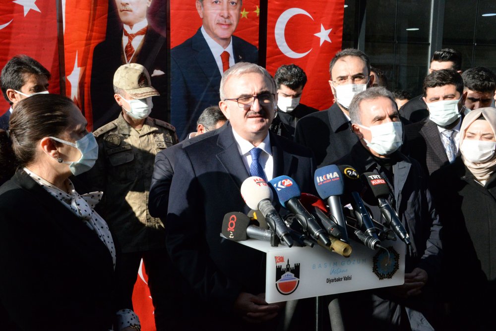 Diyarbakır'da dershane önündeki bombalı saldırıda yaşamını yitirenler anıldı