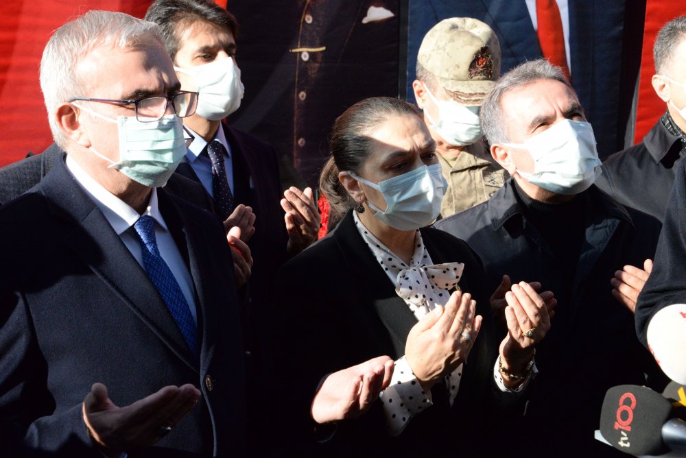 Diyarbakır'da dershane önündeki bombalı saldırıda yaşamını yitirenler anıldı