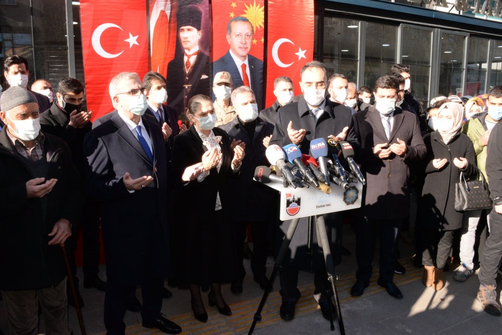 Diyarbakır'da dershane önündeki bombalı saldırıda yaşamını yitirenler anıldı