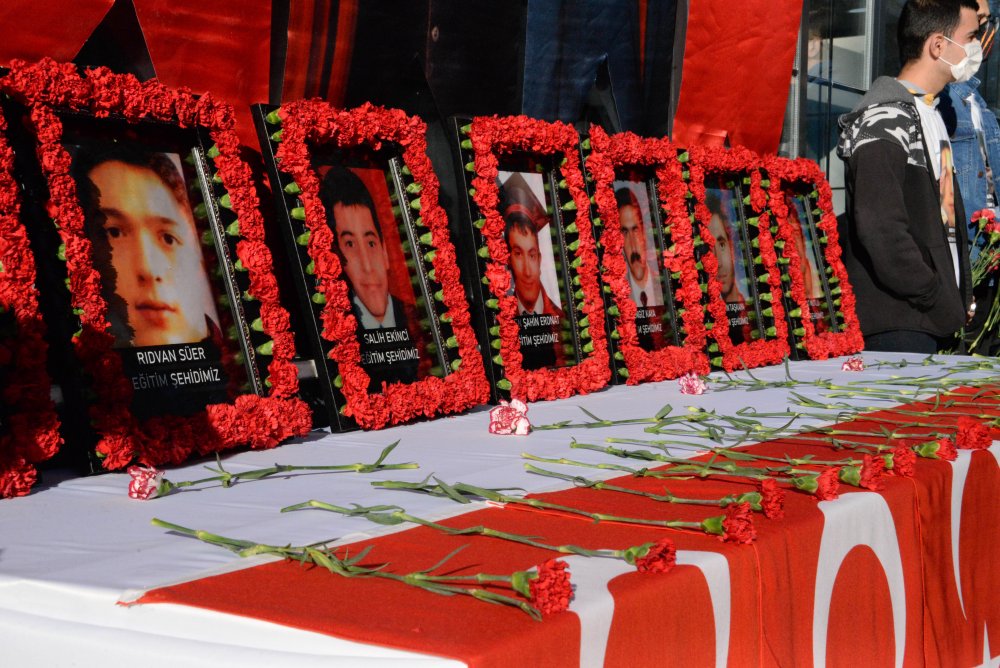 Diyarbakır'da dershane önündeki bombalı saldırıda yaşamını yitirenler anıldı
