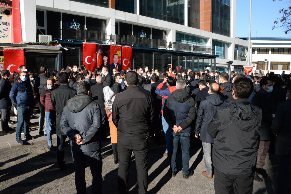 Diyarbakır'da dershane önündeki bombalı saldırıda yaşamını yitirenler anıldı