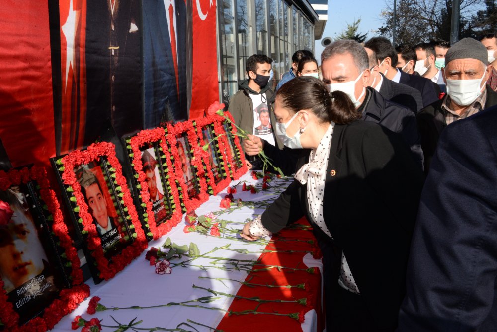 Diyarbakır'da dershane önündeki bombalı saldırıda yaşamını yitirenler anıldı