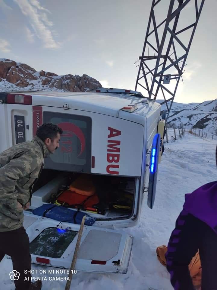 Hasta taşıyan ambulans elektrik direğine çarpıp, yan yattı