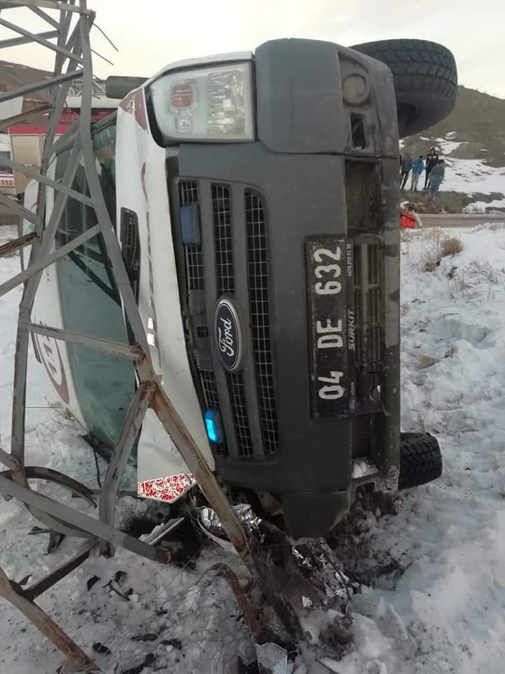 Hasta taşıyan ambulans elektrik direğine çarpıp, yan yattı