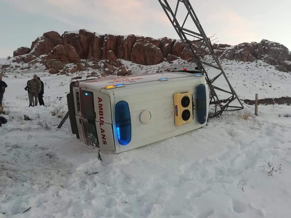 Hasta taşıyan ambulans elektrik direğine çarpıp, yan yattı