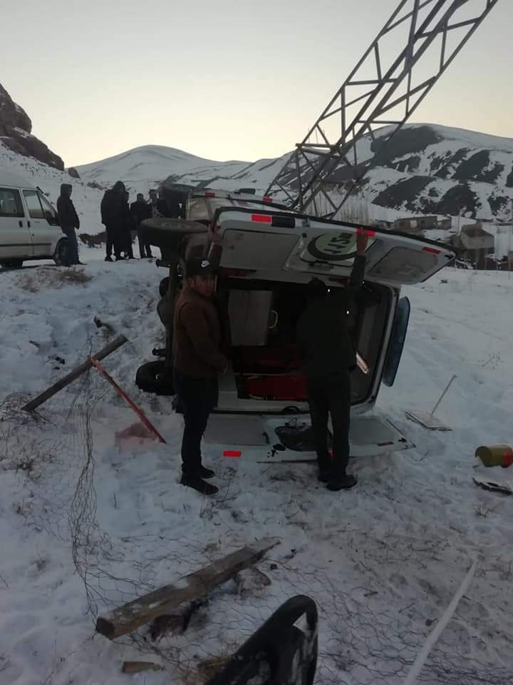 Hasta taşıyan ambulans elektrik direğine çarpıp, yan yattı