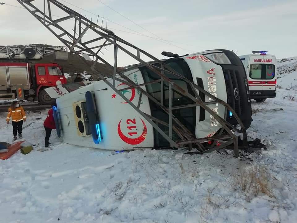 Hasta taşıyan ambulans elektrik direğine çarpıp, yan yattı