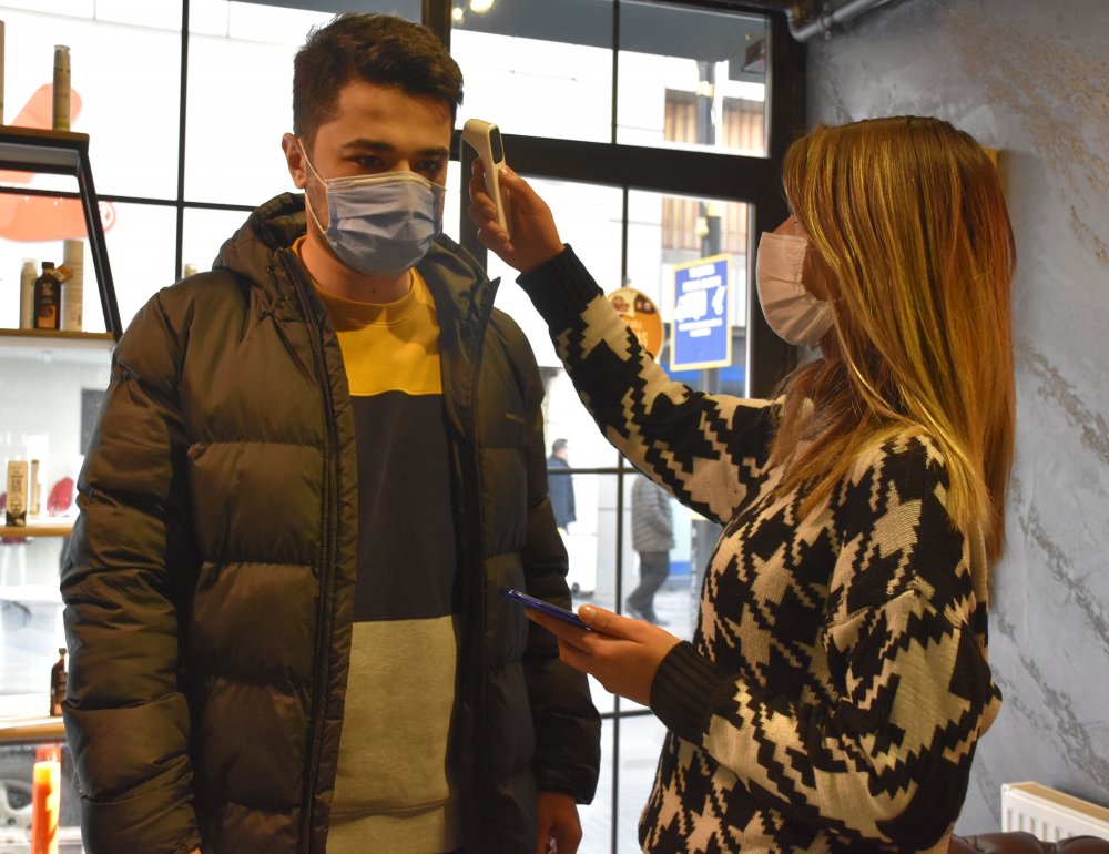 Kuaför salonunda, pandemide 'tek kişilik özel bölüm'de  hizmet