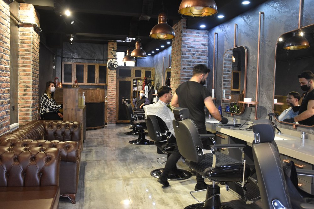 Kuaför salonunda, pandemide 'tek kişilik özel bölüm'de  hizmet