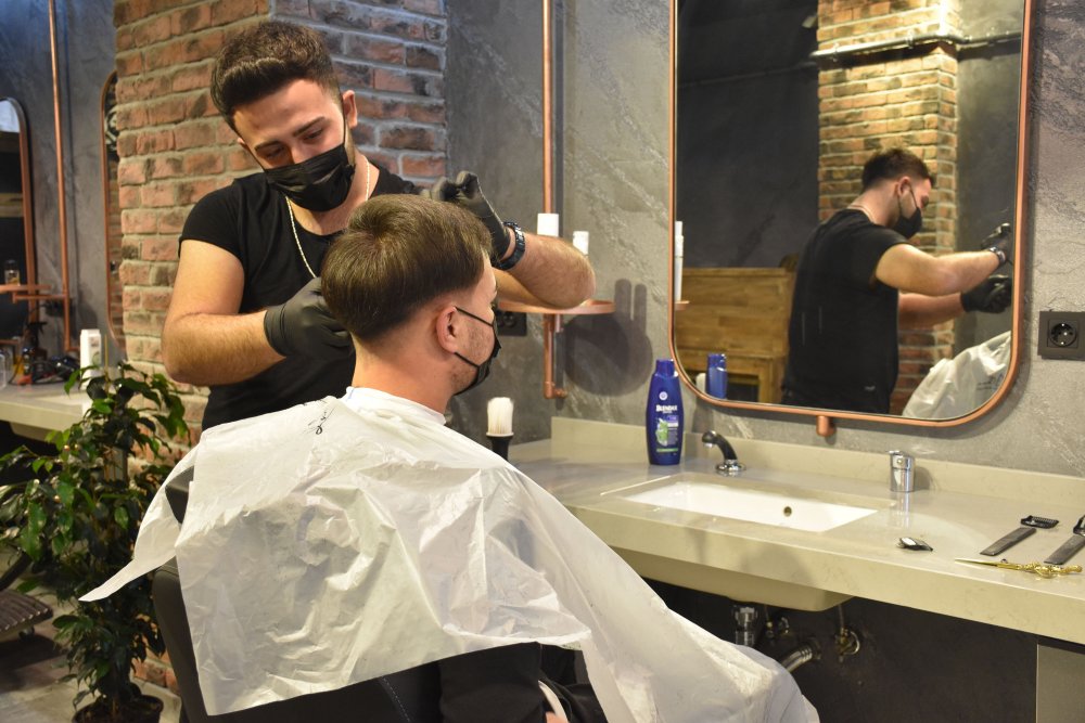 Kuaför salonunda, pandemide 'tek kişilik özel bölüm'de  hizmet