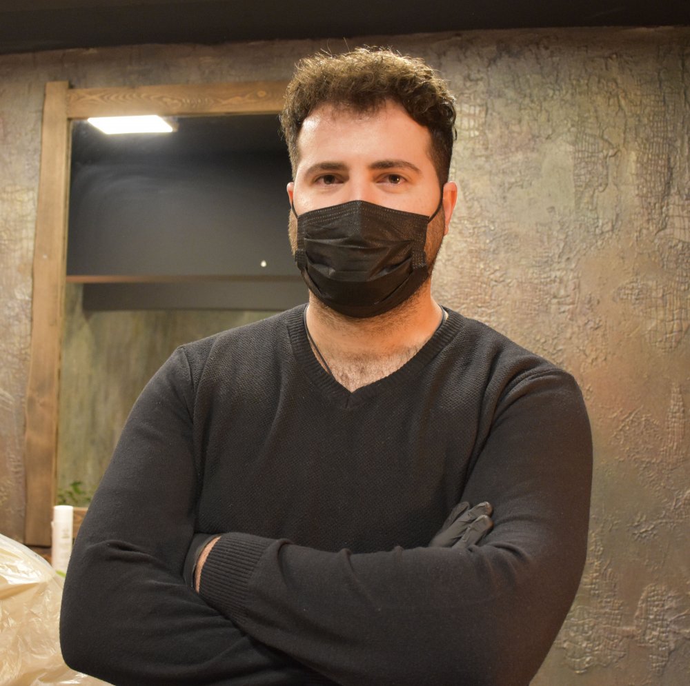 Kuaför salonunda, pandemide 'tek kişilik özel bölüm'de  hizmet