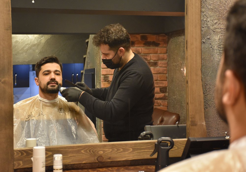 Kuaför salonunda, pandemide 'tek kişilik özel bölüm'de  hizmet