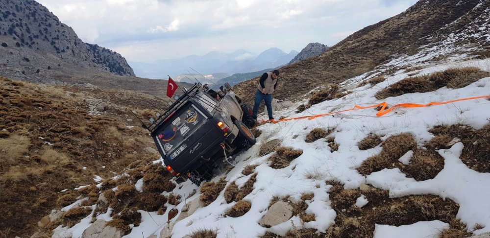 Uçuruma kayan cip, 5 saatte kurtarıldı