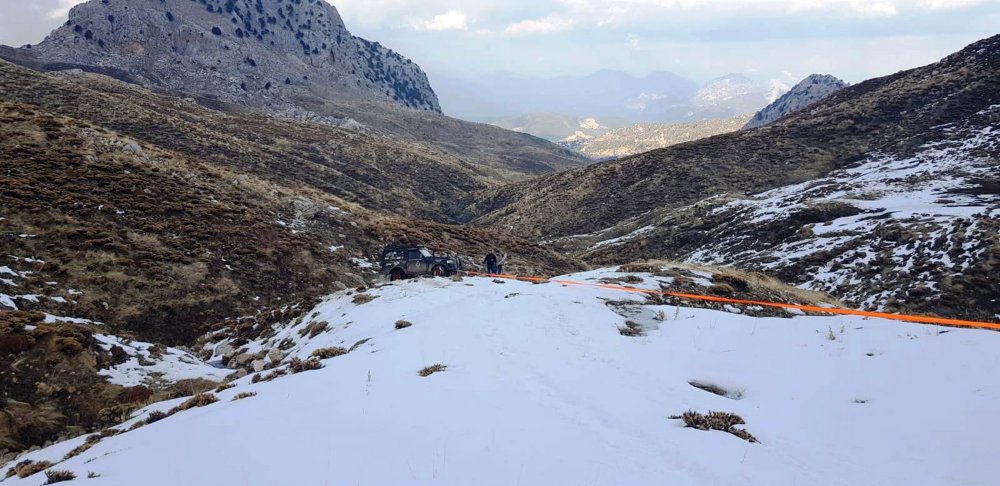 Uçuruma kayan cip, 5 saatte kurtarıldı