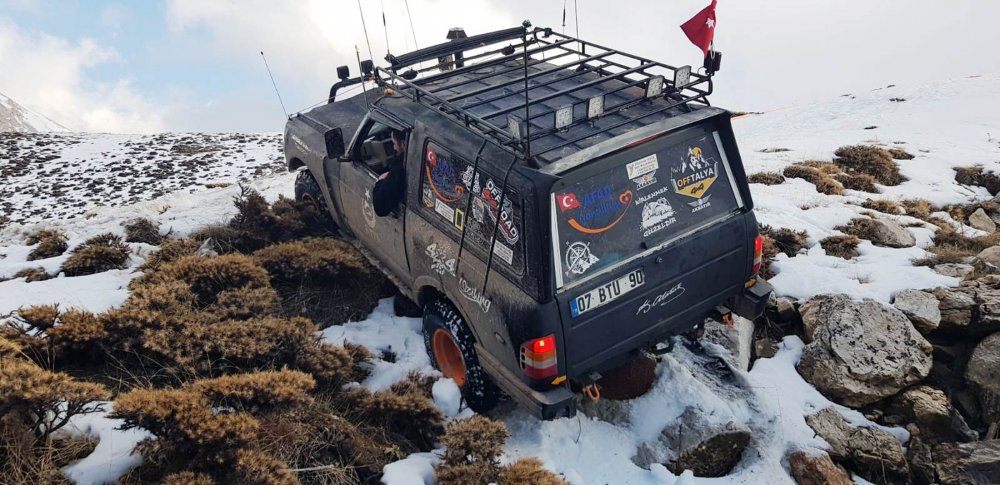 Uçuruma kayan cip, 5 saatte kurtarıldı