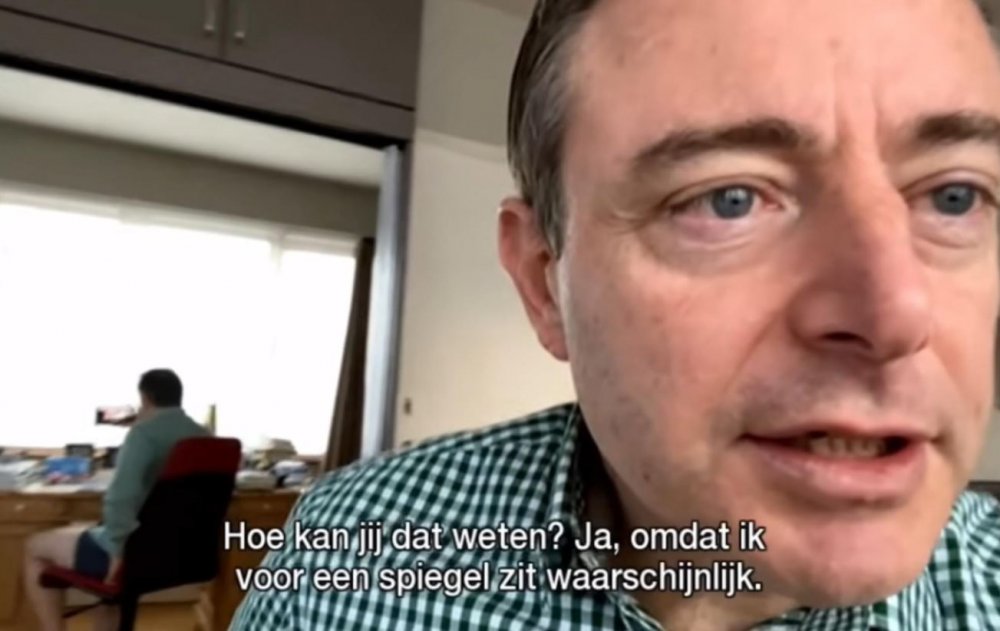 Antwerp belediye başkanı canlı yayında iç çamaşırıyla yakalandı
