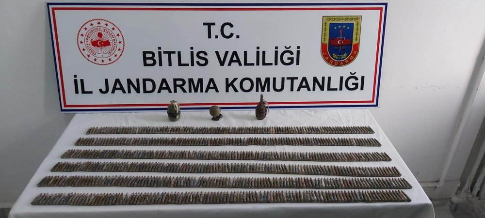 Bitlis'te PKK sığınaklarında el bombaları, silah ve mühimmat ele geçirildi